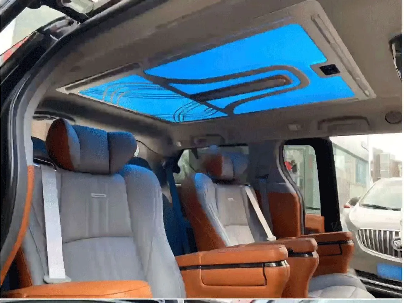 Toyota Sienna päivitetty ja muokattu matkailuauto
